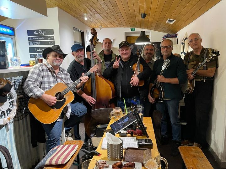 Bluegrassová kapela SHERWOOD a hosté